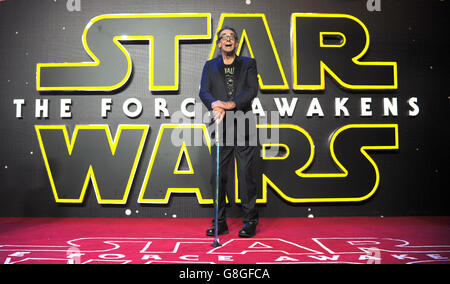 Peter Mayhew bei der europäischen Premiere von Star Wars: The Force Awakens auf dem Leicester Square in London. DRÜCKEN SIE VERBANDSFOTO. Siehe PA Story SHOWBIZ StarWars. Bilddatum: Mittwoch, 16. Dezember 2015. Bildnachweis sollte lauten: Anthony Devlin/PA Wire Stockfoto