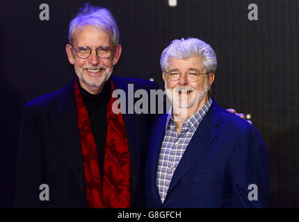 George Lucas (rechts) bei der europäischen Premiere von Star Wars: The Force Awakens auf dem Leicester Square in London. DRÜCKEN SIE VERBANDSFOTO. Siehe PA Story SHOWBIZ StarWars. Bilddatum: Mittwoch, 16. Dezember 2015. Bildnachweis sollte lauten: Anthony Devlin/PA Wire Stockfoto