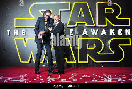 Harrison Ford und Peter Mayhew kommen zur europäischen Premiere von Star Wars: The Force Awakens im Leicester Square in London. DRÜCKEN Sie VERBANDSFOTO. Siehe PA Geschichte SHOWBIZ StarWars. Bilddatum: Mittwoch, 16. Dezember 2015. Bildnachweis sollte lauten: Anthony Devlin/PA Wire Stockfoto