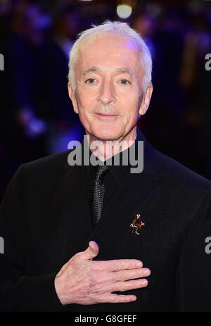 Anthony Daniels bei der europäischen Premiere von Star Wars: The Force Awakens auf dem Leicester Square in London. DRÜCKEN Sie VERBANDSFOTO. Siehe PA Geschichte SHOWBIZ StarWars. Bilddatum: Mittwoch, 16. Dezember 2015. Bildnachweis sollte lauten: Ian West/PA Wire Stockfoto