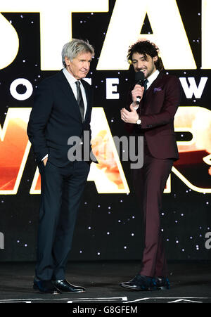 Harrison Ford und Alex Zane auf der Bühne während der europäischen Premiere von Star Wars: The Force Awakens am Leicester Square in London. DRÜCKEN Sie VERBANDSFOTO. Siehe PA Geschichte SHOWBIZ StarWars. Bilddatum: Mittwoch, 16. Dezember 2015. Bildnachweis sollte lauten: Ian West/PA Wire Stockfoto