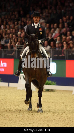 Der britische Carl Hester mit Nip Tuck gewinnt den Reem Acra FEI World Cup Dressage - Grand Prix Freestyle am zweiten Tag der Olympia London International Horse Show im Olympia Exhibition Centre, London. Stockfoto