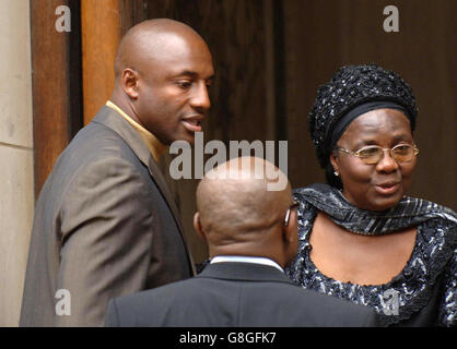 Der ehemalige Fußballspieler John Fashanu kommt in der Westminster Cathedral an, um Anthony Fatayi-Williams nach seinem Tod bei der Bombenexplosion auf dem Bus Nr. 30 auf dem Tavistock Square während der Angriffe vom 7. Juli zu einer Trauerfeier zu besuchen. Stockfoto