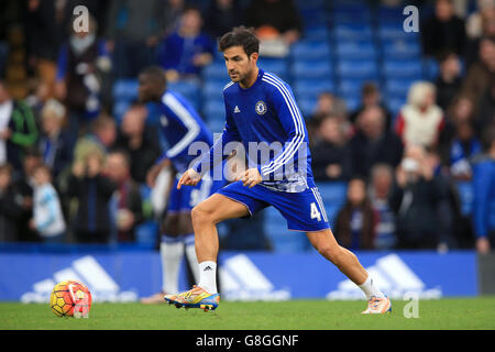 Chelseas Cesc Fabregas erwärmt sich vor dem Spiel während des Spiels der Barclays Premier League in Stamford Bridge, London. Stockfoto