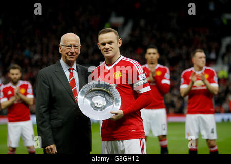 Wayne Rooney von Manchester United wird bei seinem 500. Auftritt mit Sir Bobby Charlton mit einer Trophäe überreicht Stockfoto