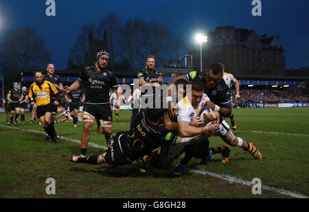 Jimmy Gopperth von Wasps erzielt ihren zweiten Versuch während des Champions-Cup-Spiels im Erholungsgebiet Bath. Stockfoto