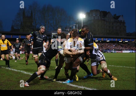 Wasps Jimmy Gopperth erzielt beim Europameisterschaftscup-Spiel am Recreation Ground, Bath, den zweiten Versuch. Stockfoto