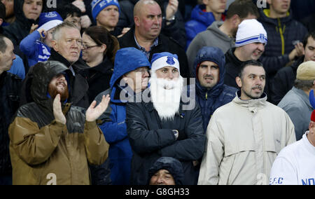 Ein Everton FC Fan trägt einen Weihnachtshut während des Barclays Premier League Spiels im Goodison Park, Liverpool. Stockfoto