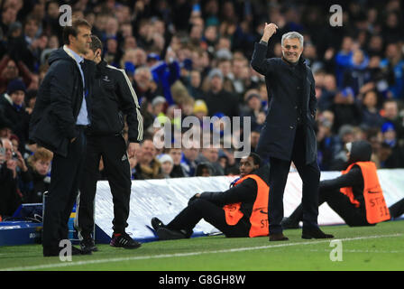 Chelsea gegen Porto - UEFA Champions League - Gruppe G - Stamford Bridge. Der Chelsea-Manager Jose Mourinhier (rechts) zeigt sich auf der Touchline Stockfoto