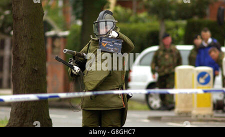 Ein Experte des Royal Logistic Corps für die Bombenentsorgung an der Heybarnes Road, wo Detektive, die die gescheiterten Bombenanschläge in London am 21. Juli untersuchten, nach dem Terrorism Act 2000 festnahmen. Drei Männer wurden an einer anderen Adresse in der Stadt verhaftet. Stockfoto