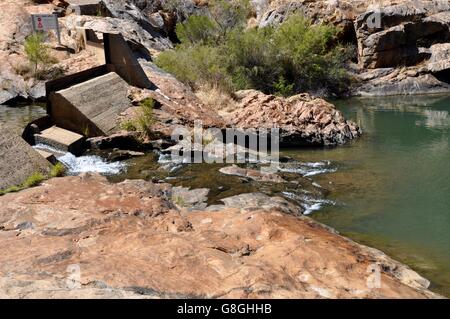 Kleinen Damm am Serpentine Wasserfall mit Granit Felsformationen im Serpentine Nationalpark in Serpentin, Western Australia. Stockfoto