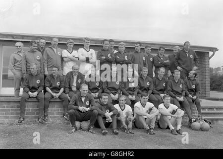 Die WM-Mannschaft der Bundesrepublik: (Hintere Reihe, l-r) Adolf Dassler, Ärztlicher Berater Dr. H Schoberth, H Dahn, phyio/Masseur Erich Deuser, Jurgen Grabowski, Sepp Maier, Hans Tilkowski, Max Lorenz, Helmut Haller, Franz Beckenbauer, Wolfgang Weber, Wolfgang Overath, Karl-Heinz Schnellinger, Uwe Seeler; (Mittlere Reihe, l-r) Siggi Held, Albert Brulls, Trainer Helmut schon, Bernard Patzke, Willi Schulz, Horst Hottges, Klaus Sieloff, Wolfgang Paul, Werner Kramer, Assistenztrainer Dettmar Cramer; (vordere Reihe, l-r) Assistenztrainer Udo Lattek, Gunter Bernard, Heinz Hornig, Lothar Emmerich, Friedel Lutz Stockfoto