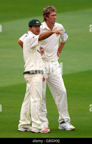 Cricket - The Ashes - npower First Test - England gegen Australien - Lord's. Australien Kapitän Ricky Ponting mit Glenn McGrath Stockfoto