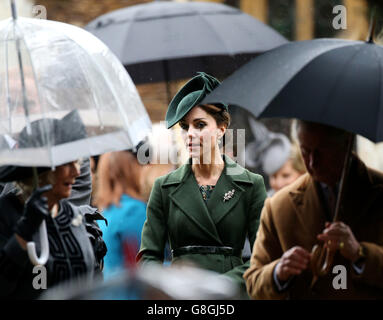 Die Herzogin von Cambridge verlässt den Weihnachtsgottsdienst am Morgen in der St. Mary Magdalene Church auf dem Sandringham Anwesen in Norfolk. Stockfoto