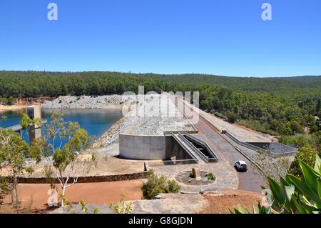 Erhöhten Blick auf die Serpentine Dam im Serpentine National Park mit Bäumen unter blauem Himmel im Serpentine, Western Australia. Stockfoto