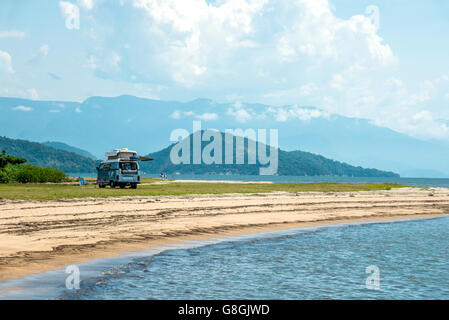 Rio De Janeiro, 15. Februar 2016 - Tourist camping Minivan warten auf Touristen in Paraty, Staat Rio De Janeiro, Brasilien Stockfoto