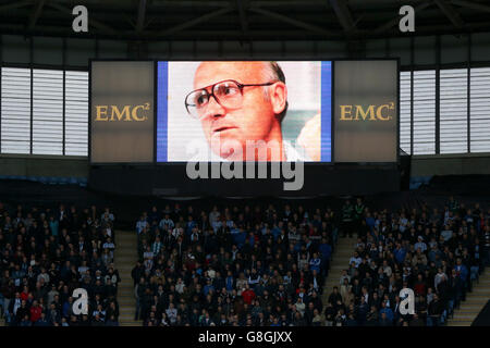 Spieler von Coventry City und Port Vale beobachten eine Minuten Stille In Erinnerung an Don Howe, der auf der gezeigt wird Riesiger Bildschirm Stockfoto