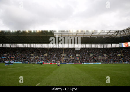Spieler von Coventry City und Port-vale beobachten eine Minute Stille In Erinnerung an Don Howe Stockfoto