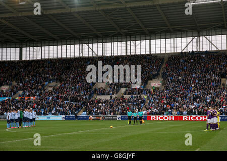 Coventry City / Port Valle - Sky Bet League One - Ricoh Arena. Spieler von Coventry City und Port-vale beobachten eine Minuten Stille in Erinnerung an Don Howe Stockfoto
