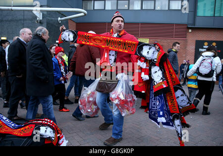 Ein Schal-Verkäufer verkauft Jose Mourinho Manchester United Schals vor dem Barclays Premier League Spiel in Old Trafford, Manchester. Stockfoto