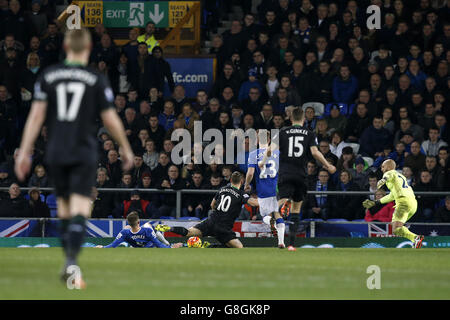 Marko Arnautovic (Mitte) von Stoke City wird von John Stones (links) von Everton zur Elfmetervergabe beim Spiel der Barclays Premier League im Goodison Park, Liverpool, gebracht. Stockfoto