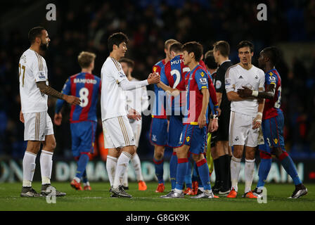 Chung-yong Lee (rechts) von Crystal Palace und Ki-Sung Yeung von Swansea City geben beim Barclays Premier League-Spiel im Selhurst Park, London, die Hände auf den letzten Pfiff. Stockfoto