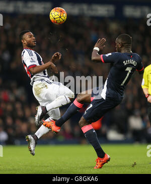 West Bromwich Albions Stephane Sessegnon wird während des Barclays Premier League-Spiels im Hawthorns, West Bromwich, von Moussa Sissoko aus Newcastle United herausgefordert. Stockfoto