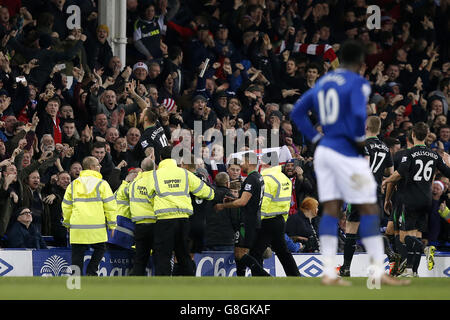 Marko Arnautovic von Stoke City (Mitte links) feiert während des Spiels der Barclays Premier League im Goodison Park, Liverpool, ihr viertes Tor des Spiels vor den Stoke City-Fans. Stockfoto