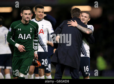 Tottenham Hotspur-Manager Mauricio Pochettino feiert den Sieg nach dem letzten Pfiff mit Kieran Trippier (rechts) während des Barclays Premier League-Spiels in der Vicarage Road, Watford. Stockfoto