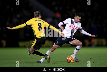 Tottenham Hotspur's DELE Alli (rechts) und Watford's Valon Behrami kämpfen während des Barclays Premier League Spiels in Vicarage Road, Watford, um den Ball. Stockfoto