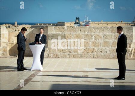 Der kanadische Premierminister Justin Trudeau (links) unterhält sich mit Hilfe in Fort Angelo in Valletta, bevor er während des Commonwealth Heads of Government Meetings in Malta eine Arbeitssitzung mit anderen Commonwealth Leaders einnahm. Stockfoto