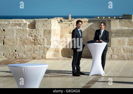 Der kanadische Premierminister Justin Trudeau (links) unterhält sich mit Hilfe in Fort Angelo in Valletta, bevor er während des Commonwealth Heads of Government Meetings in Malta eine Arbeitssitzung mit anderen Commonwealth Leaders einnahm. Stockfoto