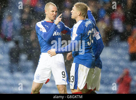 Die Rangers Kenny Miller (links) feiert den zweiten Treffer seiner Seite beim Petrofac Training Scottish Cup, einem Halbfinalspiel in Ibrox, Glasgow. Stockfoto