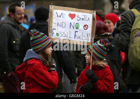 Demonstranten marschieren durch Edinburghs Innenstadt, um härtere Maßnahmen gegen den Klimawandel zu fordern. Stockfoto