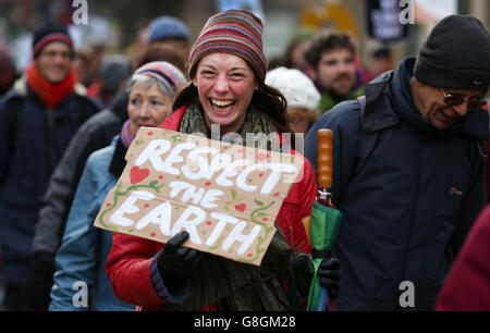 Demonstranten marschieren durch Edinburghs Innenstadt, um härtere Maßnahmen gegen den Klimawandel zu fordern. Stockfoto