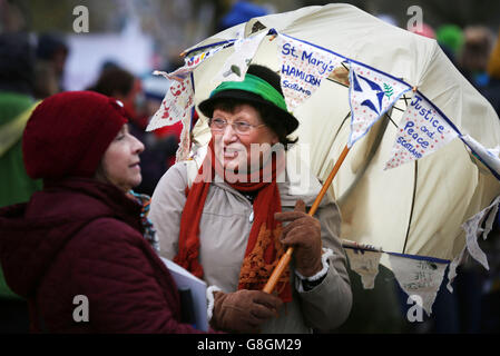 Demonstranten marschieren durch Edinburghs Innenstadt, um härtere Maßnahmen gegen den Klimawandel zu fordern. Stockfoto