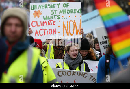 Demonstranten marschieren durch Edinburghs Innenstadt, um härtere Maßnahmen gegen den Klimawandel zu fordern. Stockfoto