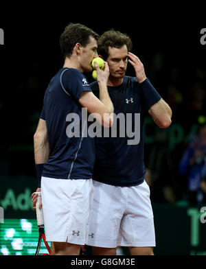 Der britische Jamie Murray (links) spricht mit Andy Murray am zweiten Tag des Davis Cup Finales im Flanders Expo Center in Gent. Stockfoto