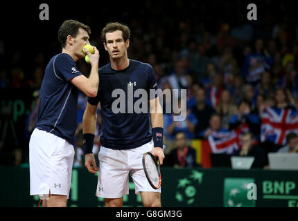 Der britische Jamie Murray (links) spricht mit Andy Murray am zweiten Tag des Davis Cup Finales im Flanders Expo Center in Gent. Stockfoto