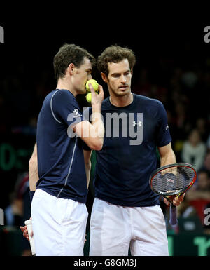 Der britische Jamie Murray (links) spricht mit Andy Murray am zweiten Tag des Davis Cup Finales im Flanders Expo Center in Gent. Stockfoto