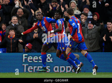 Yannick Bolasie (links) von Crystal Palace feiert das zweite Tor seiner Spielerin während des Barclays Premier League-Spiels im Selhurst Park, London. Stockfoto