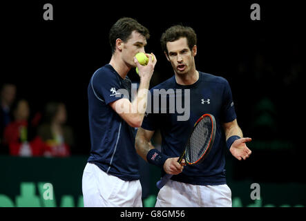 Der britische Jamie Murray (links) spricht mit Andy Murray am zweiten Tag des Davis Cup Finales im Flanders Expo Center in Gent. Stockfoto