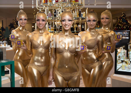 Die Models (von links nach rechts) Natalie Allan, Susie Porter, Katy Heffernan-Smith, Becky Wrench und Kelly Klein in goldener Körperfarbe posieren in Fortnum und Mason in London, um zu demonstrieren und das Bewusstsein für ZEEN Face and Body Oil zu schärfen, Das ist 100% reines Arganöl aus Marokko, handgefertigt von Berber Dorffrauen in ländlichen Gebieten. Stockfoto