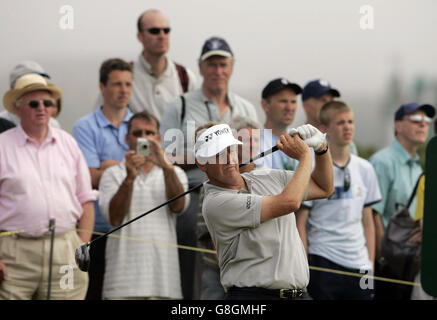 Der schottische Colin Montgomerie schlägt während des Trainings am fünften Loch ab. ***, KEINE HANDY-NUTZUNG*** Stockfoto