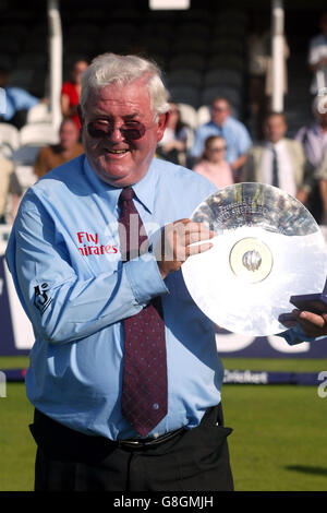 Schiedsrichter David Shepherd mit einer silbernen Platte auf seinem Finale Spiel vor dem Ruhestand Stockfoto