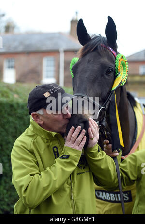 Trainer Oliver Sherwood posiert für ein Foto neben 2015 Crabbies Grand National Winner Many Clouds während eines Medientages in Oliver Sherwoods Stallungen in Lambourn. Stockfoto