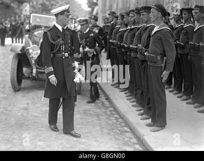 Der Herzog von York inspiziert eine Ehrenwache außerhalb der britischen Gesandtschaft, bestehend aus Matrosen eines serbischen Monitors, der Ratra Monarchich. Stockfoto