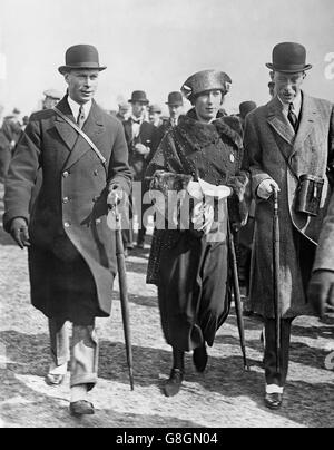 Der Herzog von York - Pferderennen. S.H. der Herzog von York bei den Rennen mit Viscount Lascelles und Prinzessin Mary. Stockfoto