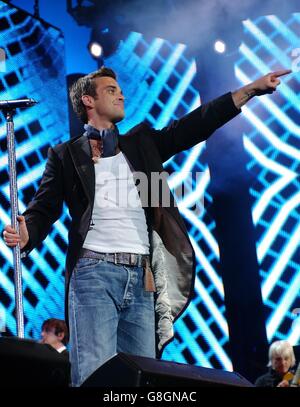 LIVE8 Konzert - Hyde Park - Robbie Williams. Robbie Williams spielt live. Stockfoto