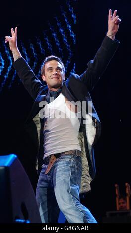 LIVE8 Konzert - Hyde Park - Robbie Williams. Robbie Williams spielt live. Stockfoto